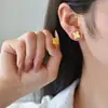 Aretes de Botón de Trébol de Cuatro Hojas Dorados Arena No Descolorables para Mujer, Joyería de Lujo Ligero de Nicho de Gama Alta Versátiles, Aretes de Botón de Moda para el Trabajo, Venta al por Mayor