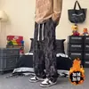Calça masculina da moda com estampas all-over, estilo high-street, legal e estilosa, inspirada no Instagram, forrada com fleece, calça longa casual, calça larga solta, marca da moda para homens