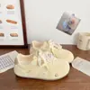 Zapatillas versátiles estilo alemán para mujer, nuevo modelo primavera 2026, suela plana, elegantes, casuales, para commuting, zapatos blancos acolchados para mujer