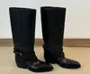 As mesmas botas que as usadas pelo personagem da série de TV "A Casa das Estações": botas de salto baixo, de cano longo, um estilo popular de inverno, e botas de montaria de cano alto
