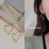 Brincos de luxo com design de nicho, brincos de alta qualidade para mulheres, estilo frio e simples, leves e combinados