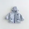 Chaqueta de marca para niño 2026 nuevo estilo otoño, abrigo con capucha de bloques de color para bebé niño, top infantil zqw6430