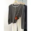 Foto real de camiseta listrada de manga longa outonal plus size com bordado de botões estiloso, top feminino emagrecedor com design versátil e elegante