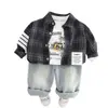 Traje de Otoño 2025 Nuevo Casual Niños Primavera y Otoño Camisa de Cuadros Manga Larga Conjunto de Tres Piezas Fábrica de Origen Venta al por Mayor