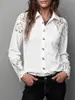 Camisa longa de renda patchwork branca com gola entalhada, fechamento de botão metálico de um botão e detalhes em crochê vazado nas mangas