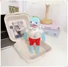 La ropa de los residentes de Bikini Bottom incluye peces geniales, peces flácidos, peces que se extienden planos, colgantes, llaveros, accesorios, monos y pantalones.