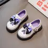 Sapatos de Couro para Meninas Primavera e Outono 2024 Novo Estilo Solado Macio Sapatos de Princesa Infantil Menina Estilosa Estilo Britânico Mocassins com Laço