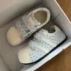 Zapatillas blancas con punta de concha y velcro para mujer, verano 2026, primavera y otoño, punta redonda de lunares, versátiles con faldas, zapatillas para estudiantes