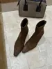Botas de Cano Curto Quadradas com Salto Escondido Zíper Traseiro Moda Europeia e Americana Outono/Inverno 2026 Botas de Camurça