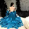 Elegante vestido azul estilo francés con adornos de diamantes, que presenta un bajo asimétrico con volantes, un impresionante diseño de espalda descubierta y una longitud larga, perfecto como vestido de cumpleaños