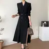 Enviado. Gabardina blazer elegante de estilo francés para principios de otoño, entallada a la cintura, de doble botonadura, con escote en V profundo, para mujer 18009