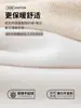 Camiseta básica color blanco roto de cuello medio alto combinada con una camiseta de manga larga nueva de otoño 2026, corte ajustado, elegante y versátil, con diseño de cuello superpuesto.
