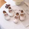 Nuevos zapatos de princesa estilo chino para niñas, con suela suave, diseño antideslizante y adecuados para actuaciones.. Estos nuevos artículos de otoño son zapatos de cuero con adornos de perlas para niños, perfectos para combinar con un cheongsam.
