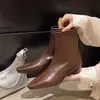Botas de tornozelo pontudas para mulheres que aumentam a altura, estilo coreano, nova coleção outono/inverno 2026, versáteis e estilosas para o trabalho, com zíper traseiro e efeito emagrecedor