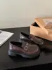 Mocasines negros estilo francés, Zapatos de mujer estilo británico, Nuevos zapatos de cuero slip-on de suela gruesa versátiles JK otoño e invierno 2026