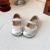 Sapatos de Princesa para Meninas 2026 Primavera/Outono Prata Estilosos Sapatos de Couro Infantis Mocassins de Solado Macio Sapatos Individuais Antiderrapantes Sapatos de Performance