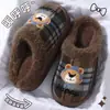 Lindas Pantuflas de Algodón de Osito Pequeño para Mujer Invierno Hogar Suela Gruesa Felpa Plus Terciopelo Cuadros Antideslizantes de Casa Punta Cerrada