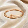 Pulsera de Uñas Brillante Impermeable y Resistente a la Decoloración, Electrochapada al Vacío, Pulida Exquisitamente, Elegante Pulsera con Cierre de Lujo Ligero, Estilo Minimalista