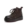 Botines de cuero genuino, cosidos a mano, estilo retro para mujer, nueva colección otoño/invierno 2026, con suela suave, cuero suave, punta redonda, tacón plano y diseño de cordones