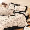 Conjunto de colcha estilo Hepburn, apresentando um conjunto de quatro peças em veludo de leite para o inverno, com forro de fleece adicional para aquecimento extra, e um conjunto de lençol e capa de edredom de fleece de coral de três peças