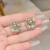 Pendientes de Pétalos Europeos y Americanos Estilo Francés Personalizados con Perlas Incrustadas de Diamantes y Pedrería, Estilo Dulce, Lujo Ligero, Versátiles, Simples y Súper Brillantes Joyería para Orejas