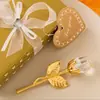 Venta al por mayor del fabricante Regalos para bodas y San Valentín Rosas de cristal Artesanías de rosas metálicas Adornos