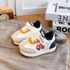 Zapatillas Versátiles de Dibujos Animados para Niños 2026 Otoño/Invierno Nuevo Modelo Zapatos de Entrenamiento Alemanes para Niñas Zapatos Casuales de Coche para Niños Pequeños