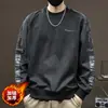 Camiseta de algodón gruesa de cuello redondo de alta gama para hombre, nuevo estilo primavera y otoño 2026, forrada de felpa, corte holgado, bloques de color, manga larga, top elegante para hombre