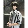 Camiseta Masculina de Verão Preta Falsa Duas Peças com Decote em V e Manga Curta, Resistente, Estilosa, com Gola Dobrável, Polo Estilo Americano Jovem com Ombro Reto