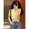 Cardigã de tricô de seda gelada amarelo para mulheres, estilo fino de verão 2026, camiseta curta popular deste ano, ombro normal, gola V, top de manga curta