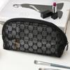 Bolsa de Maquiagem Portátil para Viagem, Estilo Ins Nicho com Rede e Flocagem Cc para Armazenamento de Artigos de Higiene Pessoal, Grande Capacidade, Respirável, Estilo Ins