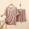 Conjunto de dos piezas de camiseta de manga corta de modal para verano con cuello redondo y encaje en contraste, y shorts de cintura alta, atuendo de moda holgado talla grande