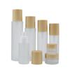 Envase de crema tónica cosmética, botella con pulverizador, botella de vidrio esmerilado, tapa con veta de madera, botella de loción con esencia prensada.