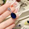 Joyería Camellia Transfronteriza Nuevo Tesoro Azul Natural Imitación Colgante Traje Lujo Completo Diamante Diseño Industria Pesada Anillo Tesoro Color