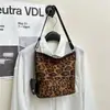 Bolso Retro Sencillo de Gamuza y Terciopelo para Mujer 2026 Nuevo Bolso Cruzado Casual Bolso Cubo de Hombro Único