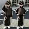 Conjunto de niño con estampado de leopardo, nueva colección otoño 2026, ropa casual de otoño elegante y moderna, conjunto deportivo de dos piezas