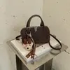 Nuevos Dijes para Bolsos Mini Simples Sensación de Alta Gama Bolsos de Tote Perezosos para Vacaciones para Mujeres Otoño Invierno Bolsos de Mano Retro