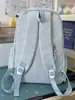 Mochila com estampa de borboletas em uma suave e branca atmosfera de luar, uma mochila pequena fresca e jovial para fugas de férias de conto de fadas
