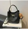 Bolso de Mano Versátil con Estampado de Lichi Estilo Cubo para Mujer Nuevo Estilo Invierno 2025 Elegante Casual Hombro Cruzado Bolso para Madre e Hija