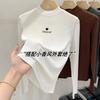 Moda Retrô Veludo Alemão Outono e Inverno 2024 Nova Camiseta Básica Feminina de Manga Longa com Estampa Bordada Interna Estilosa Tendência
