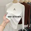 Moda Retro Veludo Alemão Outono e Inverno 2024 Novo Interno Estiloso Padrão Bordado Camisa Base Feminina Manga Longa Top Tendência