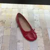 Sapatos de casco de porco com sola reta e dedos divididos, sapatos femininos vermelhos, sapatos de casco de verão 2026 com laço e bico raso