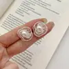 Brincos de Pérola com Renda Vazada Estilo Francês com Design Geométrico Único, Brincos Modernos, Elegantes, Delicados e Versáteis