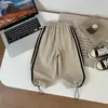 Conjunto de 3 Peças Colete Liso Sem Mangas para Bebês e Crianças 2026 Estilo Japonês Colete Gola V Camisa Calça Esportiva Listrada Conjunto Moderno