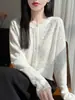 Cardigã de lã macio e flexível com textura jacquard tridimensional em relevo, gola redonda, mangas compridas, corte solto, jaqueta de tricô elegante e que afina a silhueta