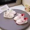 Sapatos para Bebês e Crianças Pequenas Primavera e Outono para Meninos e Meninas 2026 Novos Tênis de Bebê Antiderrapantes com Solado Macio Tênis Esportivos da Moda Vermelhos
