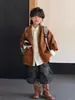 Conjunto de Dos Piezas para Niños Huzhou Zhili Otoño/Invierno 2026 Chaqueta de Cuero Retro Americana Color Caramelo con Cuello Alto y Costuras de Contraste Jeans de Linterna
