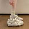 Tênis plataforma estilo balé prateados para mulheres, nova coleção outono 2026, com cabedal em mesh, estilo esportivo casual e design de tênis de treino alemão