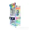 La fábrica de juegos puede personalizar equipos de máquina de garra completamente transparentes que usan monedas y un código de escaneo para supermercados y tiendas de juguetes de moda para agarrar muñecas de regalo.