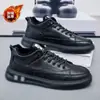 Zapatos de hombre 2026 colección otoño e invierno nueva: zapatillas deportivas con forro de polar, zapatillas de cuero de corte bajo, estilo ropa de trabajo, a la moda, versátiles y zapatos casuales